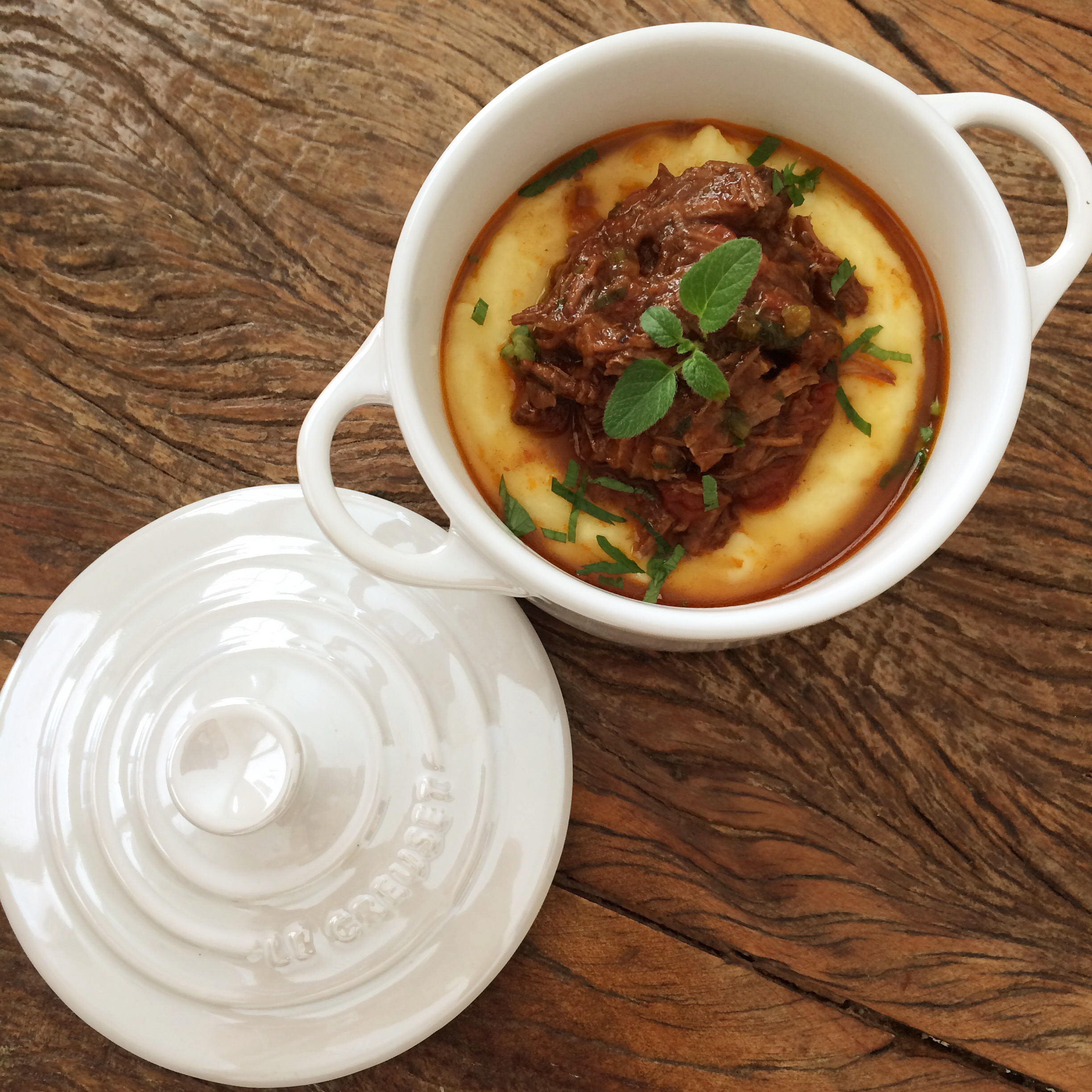 Ragu de fígado, polenta mole com leite de coco e farofinha de