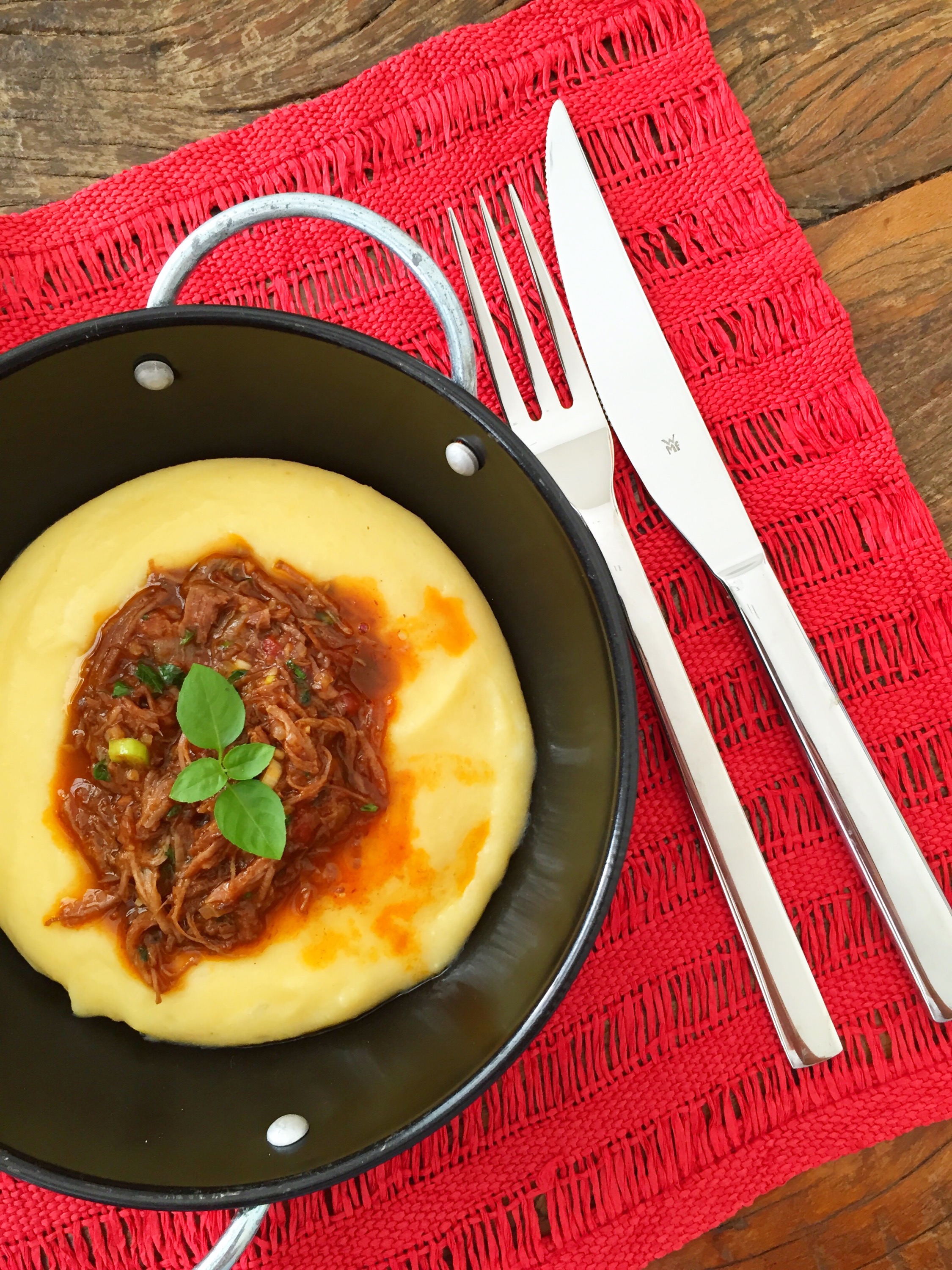 Ragu de fígado, polenta mole com leite de coco e farofinha de